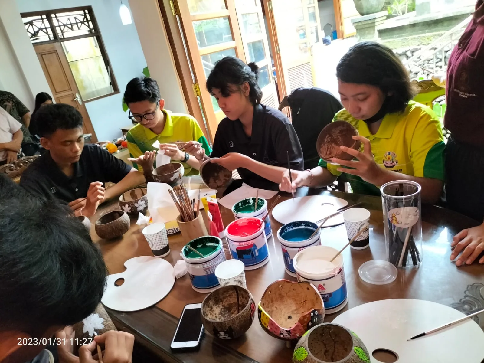 KAUBALI Artisan Transforming Coconut Shells